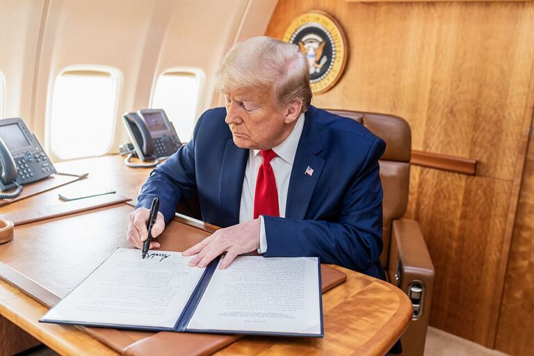 Trump DELAYS AI ORDER After Raising CHINA COMPETITION Concerns