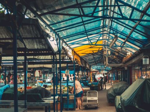 Markets Await August Jobs Report — Economy coverage by Daily American Press. Photo: Yuri Elizegi via Pexels