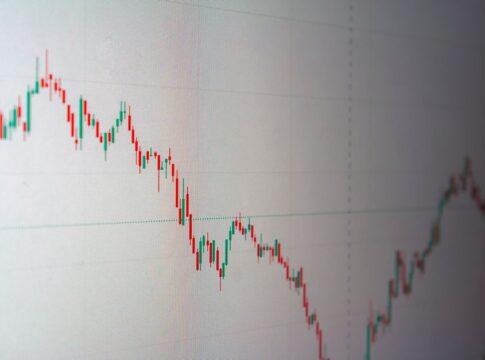 U.S. Stocks Gain as Inflation Figure Boosts Odds of Rate Hike — Economy coverage by Daily American Press. Photo: Arturo Añ...