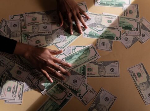 Bad decisions, difficult incentives and excitable markets — Economy coverage by Daily American Press. Photo: cottonbro stu...