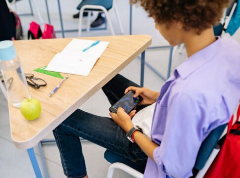 Featured image related to Legislature to work on statewide cell phone ban in classrooms for K-12 students