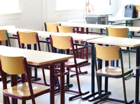 Featured image related to Florida approves new AI rules for classrooms, putting parents in control of student access