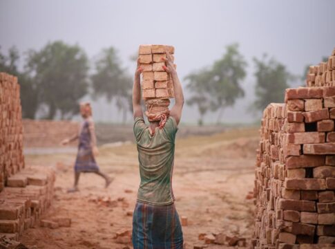 The Powerful Yet Fragile Force Propping Up Stocks and the Economy — Economy coverage by Daily American Press. Photo: Sabbi...