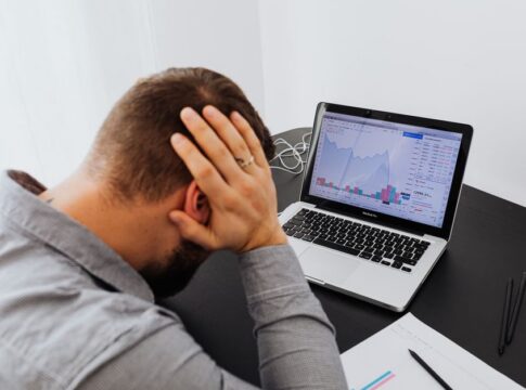 Rising Labor Market Anxiety and Declining Quits — Economy coverage by Daily American Press. Photo: https://kaboompics.com/...