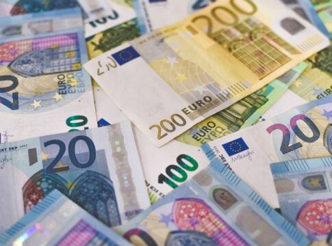 Euro dips on French turmoil, U.S. dollar lifted as stocks rebound — Economy coverage by Daily American Press. Photo: Ibrah...