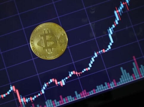 Gold gains on softer oil prices ahead of Fed meeting — Economy coverage by Daily American Press. Photo: beyzahzah via Pexels