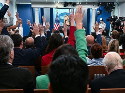 Featured image related to Trump weighs moving White House press corps out of building